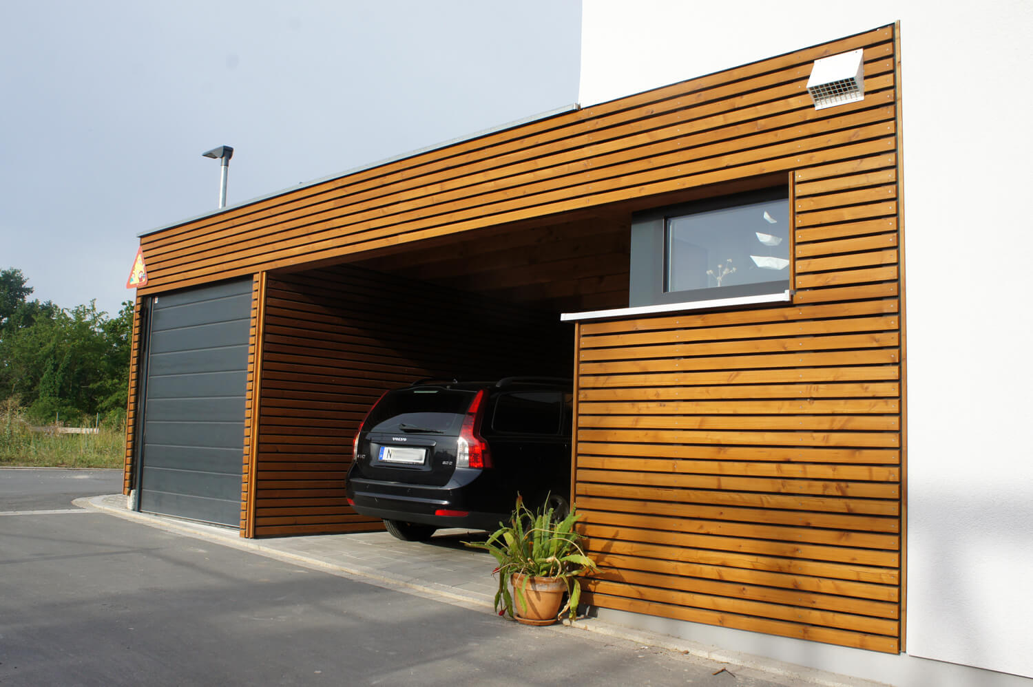 Einfamilienhaus als Doppelhaushälfte mit Garage und Carport in Roßtal