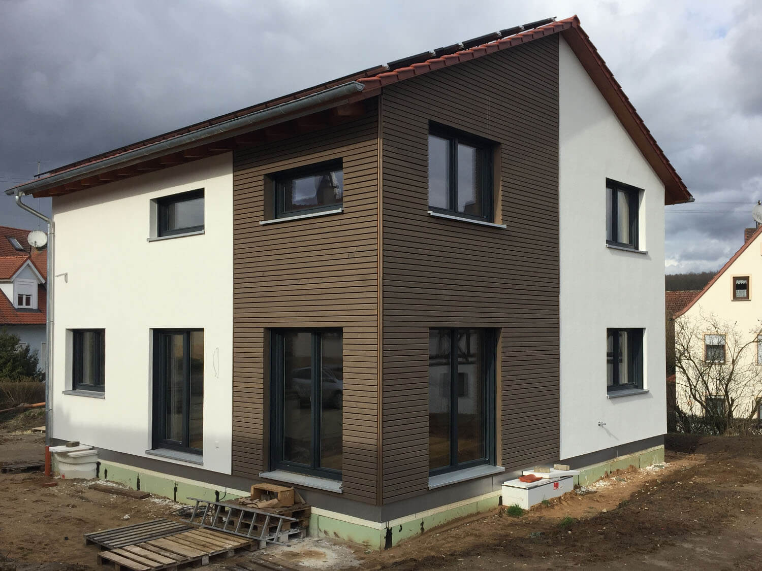 Einfamilienhaus mit Keller, Carport und Garage in