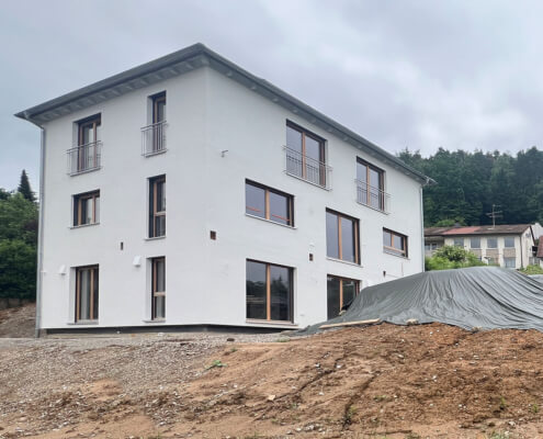 Einfamilienhaus mit 2 Einliegerwohnungen, Garage und Carport in Ebermannstadt