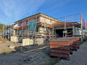 holzhausbau zweifamilienhaus doppelgarage carport fichtenau (1)